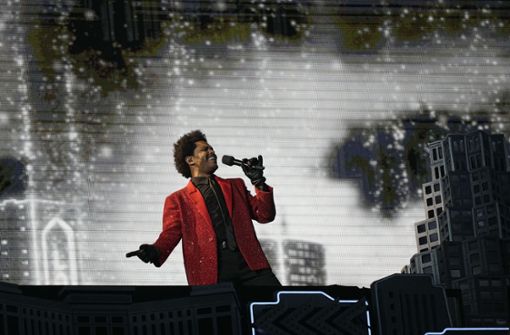 Medley im roten Glitzerjacket: The Weeknd bestritt die Halbzeitshow des Super Bowl. Foto: dpa/David J. Phillip