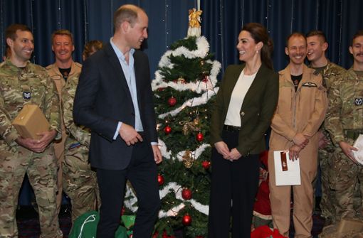 Spaß unterm Weihnachtsbaum: Prinz William und Herzogin Kate mit Soldaten auf Zypern. Foto: Getty Images Europe