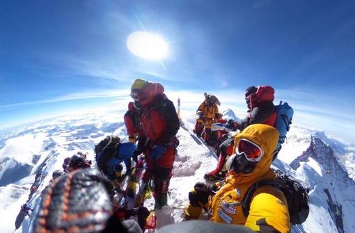 Geschafft! Das Team um Andy Holzer ist auf dem Mount Everest. Foto: Furtenbach Adventures