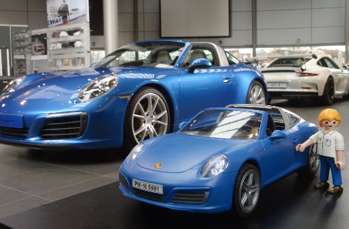 Der in Lizenz gebaute Playmobil-Porsche und sein originales Vorbild der Modellreihe 911. Foto: Berny Meyers/