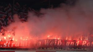 Bengalos im Stadion: VfB-Fans im Stadion von Werder Bremen. Foto: dpa/Carmen Jaspersen