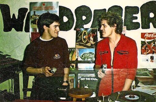 Goldene 80er: DJ Pfersdorf (rechts) mit Kollege am Dual-Plattenspieler Foto: Dirk Pfersdorf
