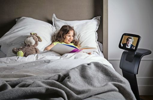 Der Roboter Temi ist eine Art fahrender Butler und kann den Bewohnern folgen – auch bis ans Bett. Im Prinzip funktioniert er wie ein aufgemotzter smarter Lautsprecher. So kann er auch  Haushaltsgeräte vernetzen und Familienangehörige erkennen. Foto: Temi