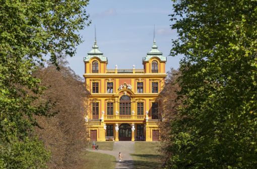 Der Park ums Schloss Favorite lädt zum Spazieren ein. Foto: Jürgen Bach