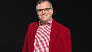 Seit 2023 streift sich Elton sein rotes Sakko für RTL über. Foto: RTL/Steffen Wolff