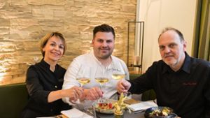 Die Eltern mit dem Sohn: Cynthia, Matthias und Uwe Kasprzyk betreiben gemeinsam das Restaurant Steinhalde in Cannstatt. Foto: Lichtgut/Max Kovalenko