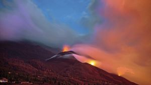 Asche- und Lavawolken kommen aus dem Vulkan Cumbre Vieja. Foto: dpa/Kike Rincón