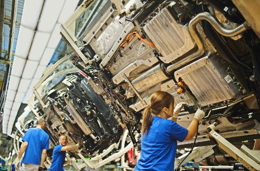 Mitarbeiter im Wolfsburger VW-Werk: Autohersteller sind klassische Schichtbetriebe. Foto: dpa