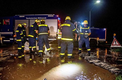 Sind Straßen wegen eines Unwetters überflutet, rücken neben der Feuerwehr auch oft die Ehrenamtlichen  des Technischen Hilfswerks an. Foto: dpa