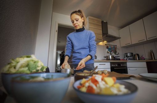 Danijela Stajic muss wegen ihrer Allergien genau wissen, was in ihrem Essen steckt. Hier kocht sie Rahmwirsinggemüse mit Reisbällchen. Foto: Gottfried Stoppel