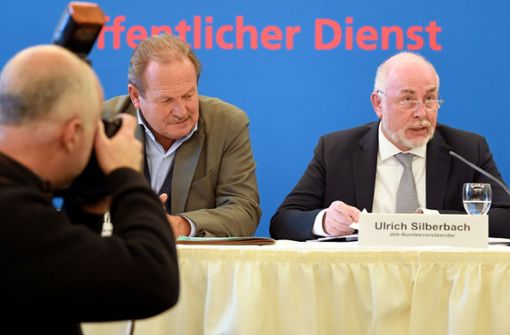 Verdi-Chef Frank Bsirske (links) und der Beamtenbund-Vorsitzende Ulrich Silberbach erläutern die Tarifforderung. Foto: dpa