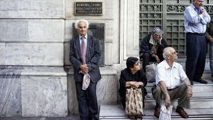 Die griechische Bevölkerung wartet vergeblich auf die Rettungsmilliarden: Rentner vor der National-Bank in Athen. Foto: Getty